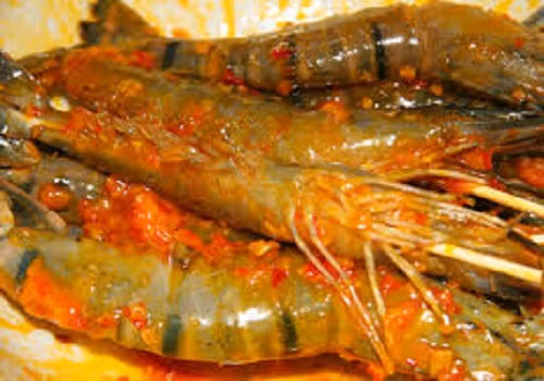 Cho vào nồi tẩm ướp với các gia vị đã chuẩn bị Cho vào nồi tẩm ướp với các gia vị đã chuẩn bị