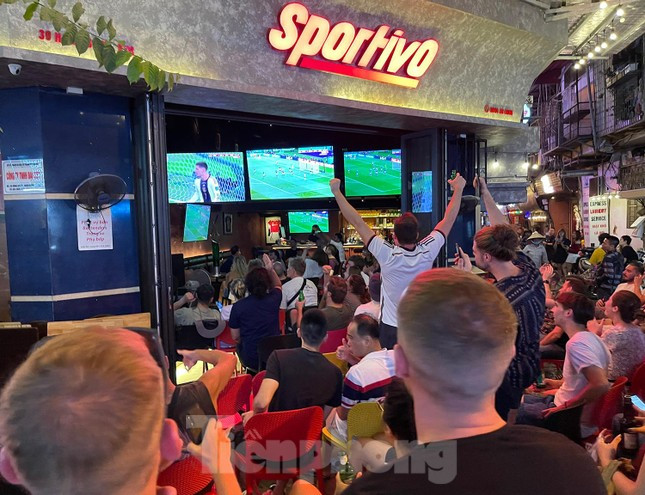 Nhiều du khách nước ngoài đứng bên ngoài cũng bị thu hút bởi sự hấp dẫn của bóng đá. Trong ảnh: Một fan hâm mộ của đội tuyển Đức ăn mừng bàn thắng đầu tiên của đội nhà.