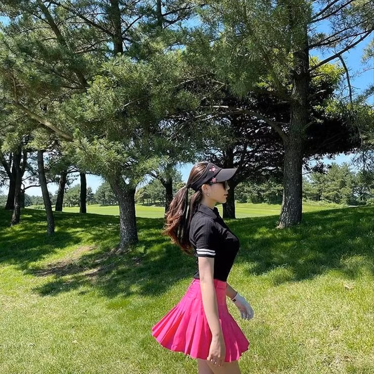 Sau đó, những người trong độ tuổi 40 bắt đầu chơi golf nhiều hơn đưa tới sự thay đổi của thời trang golf. Trang phục golf trẻ trung với nhiều màu sắc và kiểu dáng hơn.