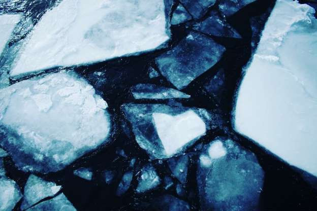 Một mỏ vàng. Theo nhiều cuộc khảo sát địa lý, khoảng 22% trữ lượng dầu mỏ phát hiện được trên thế giới nằm dưới đáy biển Bắc Cực. Nhờ vào sự tan băng, người ta có thể tiếp cận các nguồn dầu mỏ này dễ dàng hơn.