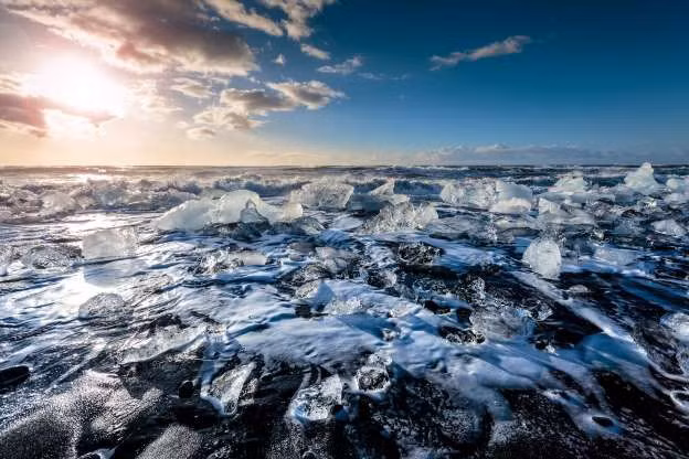 Không có đất. Điểm Bắc Cực cố định nằm trên một lớp băng dày khoảng 30 cm trên mặt nước biển, và nó liên tục di chuyển.