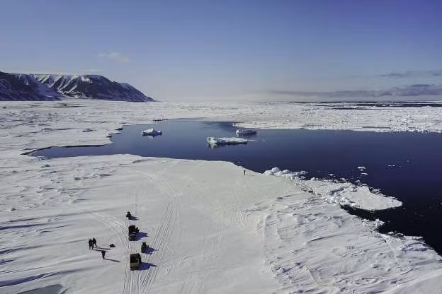 Con người ghé thăm Bắc Cực. Dù không ai sống ở Bắc Cực, nhưng con người thường có các chuyến thăm Bắc Cực. Các nhà khoa học nghiên cứu Bắc Cực thiết lập các trạm tạm thời ở khu vực này, nhưng không có các trạm thường xuyên ở đây./.