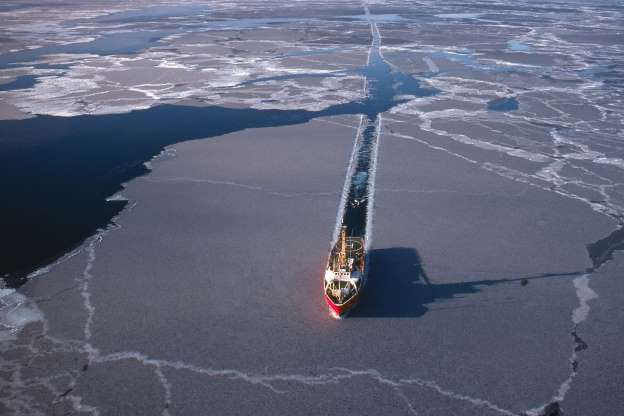 Một hành trình đi tàu biển tiết kiệm chi phí. Các công ty vận tải biển từ châu Á sang Bắc Mỹ đi qua lộ trình vùng biển phía Bắc này thay vì đi qua kênh đào Panama có thể tiết kiệm được khoảng 500.000 USD.