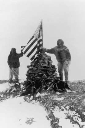 Bước chân lạnh lẽo của con người. Năm 1909, người đàn ông có tên Robert Peary tuyên bố mình là người đầu tiên tới Bắc Cực. Tương tự như việc đáp xuống Mặt Trăng cách đây hàng chục năm, người đàn ông này cắm lá cở của Mỹ ở Bắc Cực. Tuy nhiên, tuyên bố của Robert Peary gây nhiều tranh cãi, nhiều người nghi ngờ về việc ông có thực sự thực hiện chuyến đi này hay không.