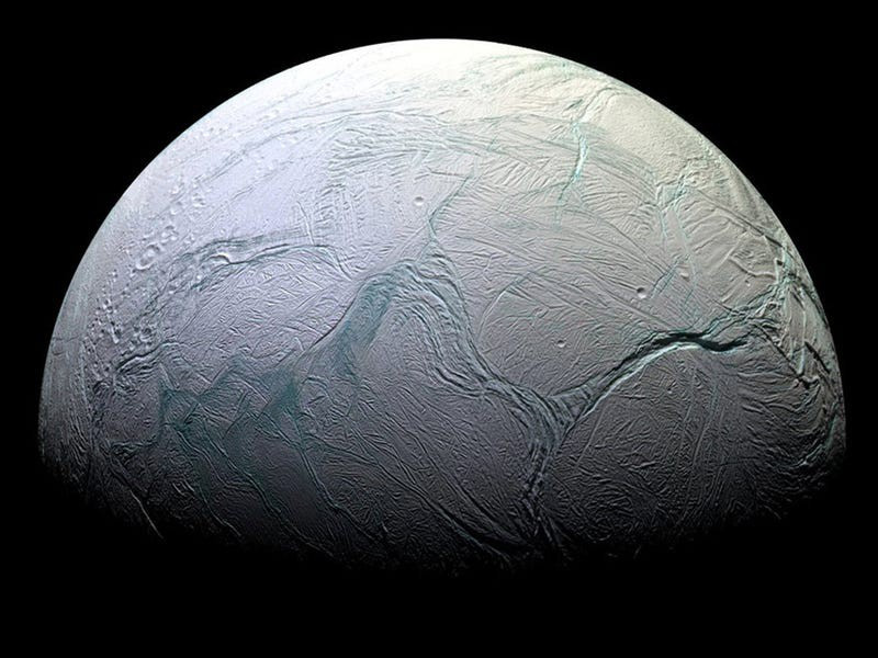 Thậm chí cả ở những nơi không giống như Trái Đất, chẳng hạn như mặt trăng Enceladus của sao Thổ, các nhà khoa học cũng đã tìm được các hợp chất hữu cơ trên một đại dương của vệ tinh này. Hợp chất này gồm nitro và oxy - những nguyên tố đóng vai trò quan trọng để tạo ra amino acid hình thành nên chuỗi protein. Không có protein, sự sống trên Trái Đất sẽ không thể tồn tại.