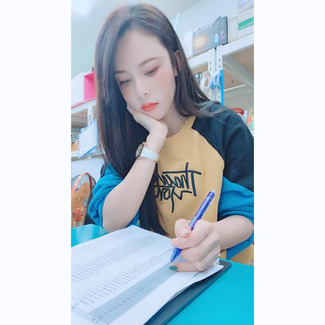 Nu nhan vien xep hang trong kho gay nao loan vi qua goi cam-Hinh-4