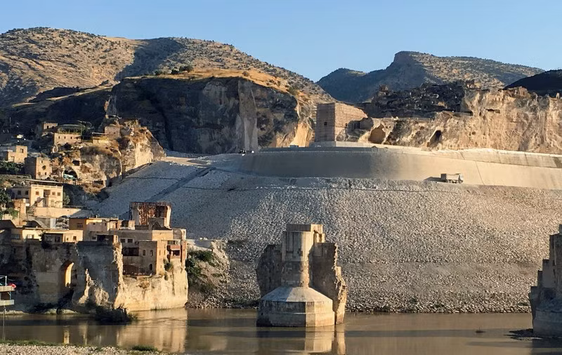 Thành phố Hasankeyf 12.000 năm lịch sử của Thổ Nhĩ Kỳ - cái nôi của văn minh nhân loại sắp bị xóa sổ để xây đập thủy điện bất chấp sự phản đối sau nhiều thập kỷ./.