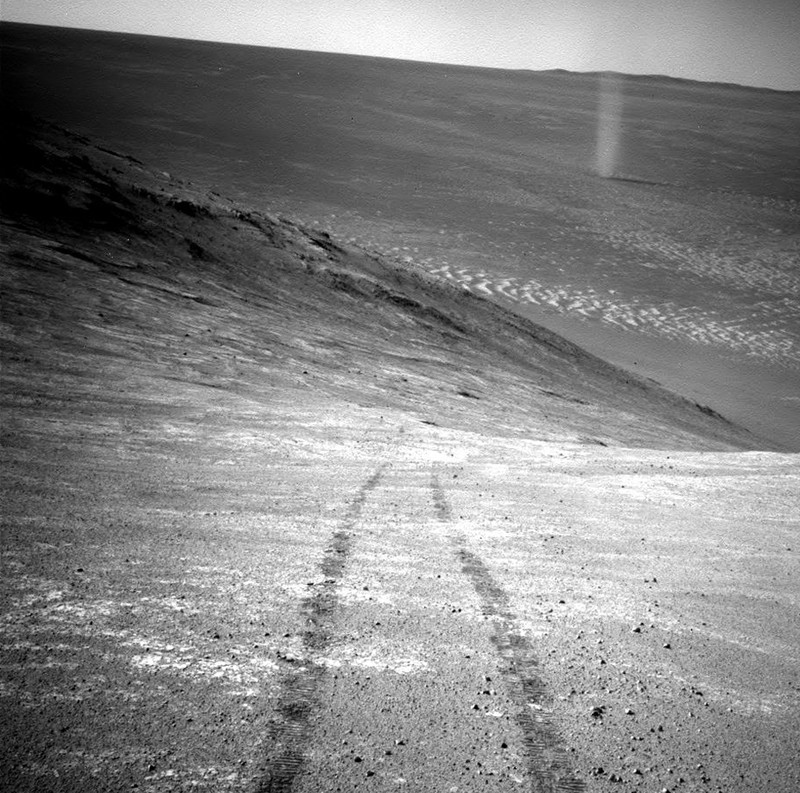 Tàu thăm dò Opportunity của NASA đã dừng hoạt động vào tháng 2/2019 sau 15 năm hoàn thành nhiệm vụ. Tàu thăm dò này đã gửi nhiều hình ảnh và dữ liệu quý giá cho các nhà khoa học, trong đó cung cấp những bằng chứng về nước ở thể lỏng trên bề mặt sao Hỏa và thúc đẩy việc tìm kiếm sự sống trên Hành tinh Đỏ.