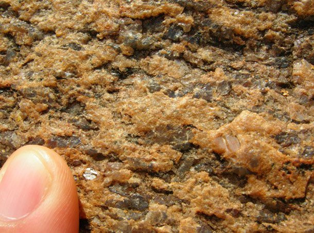 Các khối đá trong kim tự tháp được gắn kết với nhau bằng một chất kết dính đặc biệt, cho đến nay, các nhà nghiên cứu vẫn chưa tìm ra nó được tạo nên từ gì.