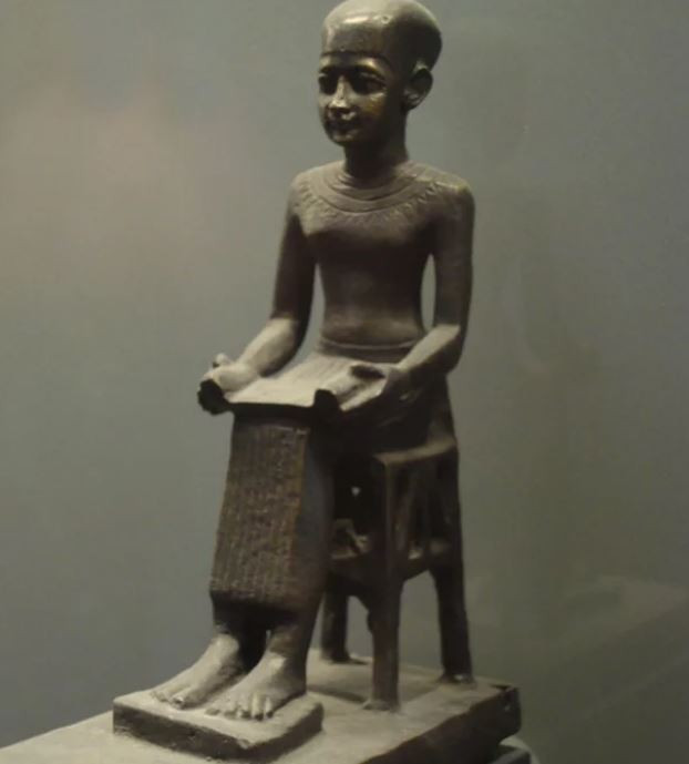 Được biết, kiến trúc sư xây dựng kim tự tháp đầu tiên là Imhotep - một kỹ sư, nhà vật lý và nhà toán học thời Ai Cập cổ đại.