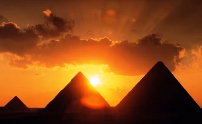 Ngoài ra, kim tự tháp Giza còn giữ kỷ lục là kỳ quan lâu đời nhất trong số 7 kỳ quan thế giới cổ đại và là công trình duy nhất còn tồn tại cho tới ngày nay. 