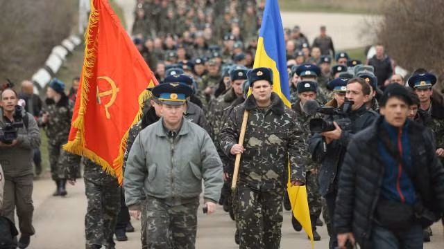 Những binh sĩ Ukraine trong một cuộc giáp mặt với lực lượng "lạ" ở Crimea.