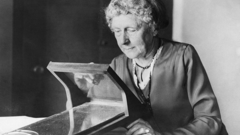  Khi còn sinh sống ở quê nhà Scotland, Williamina Fleming vốn làm nghề dạy học ở Dundee, một làng quê ven biển. Ông James Fleming, người chồng đầu tiên hơn bà 15 tuổi là nhân viên kế toán. Hai người sau đó đã quyết định bỏ lại tất cả để di cư sang Mỹ. 