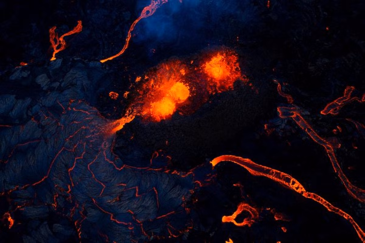 Ảnh chụp từ trên cao các dòng dung nham núi lửa Fagradalsfjall trên bán đảo Reykjanes, Iceland, ngày 9/4/2021.