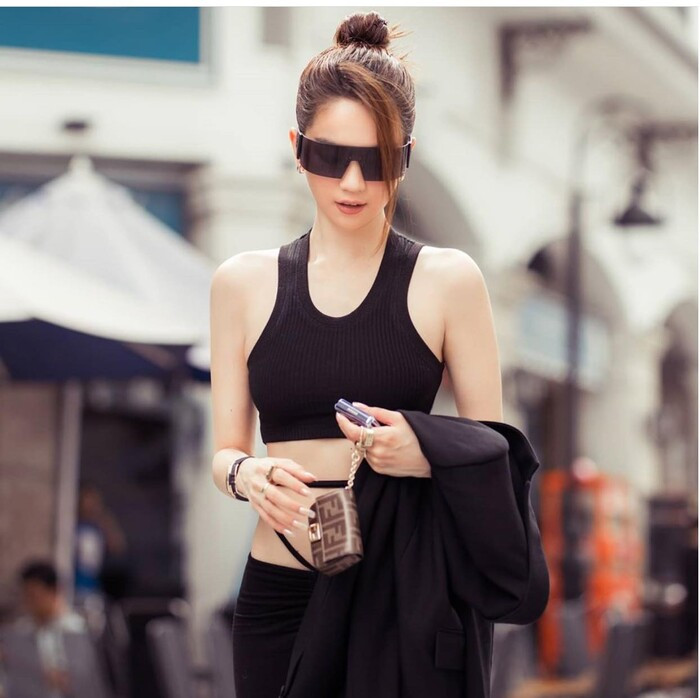 Streetstyle đầy hút mắt của nữ hoàng nội y Việt Nam vừa qua với phong cách cool ngầu. Ngọc Trinh búi gọn tóc chọn kèm kiếng mát đen nhìn như điệp viên cùng quả bóp xách tay mini nhỏ xíu.