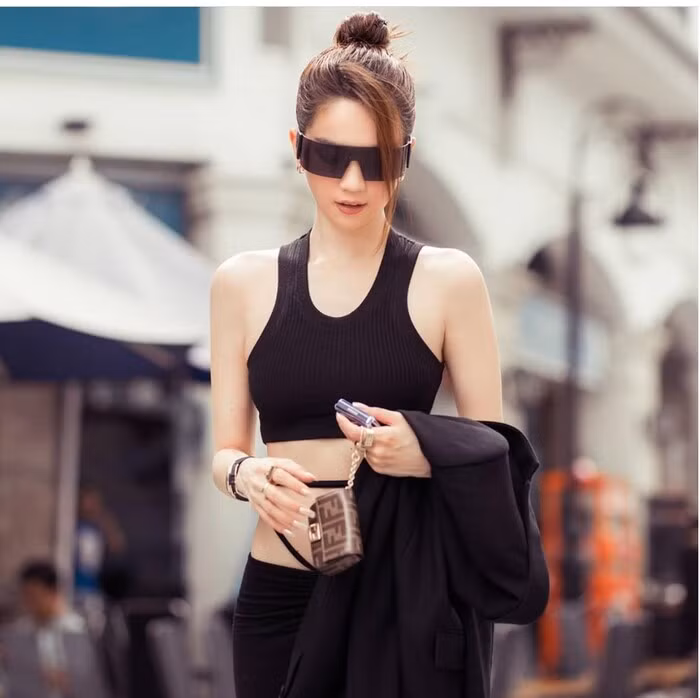Streetstyle đầy hút mắt của nữ hoàng nội y Việt Nam vừa qua với phong cách cool ngầu. Ngọc Trinh búi gọn tóc chọn kèm kiếng mát đen nhìn như điệp viên cùng quả bóp xách tay mini nhỏ xíu.