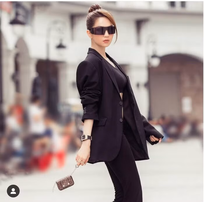 Thời tiết có trở lạnh, trang phục có hở hang thì đã có chiếc áo blazer phòng thủ sẵn mang bên người.