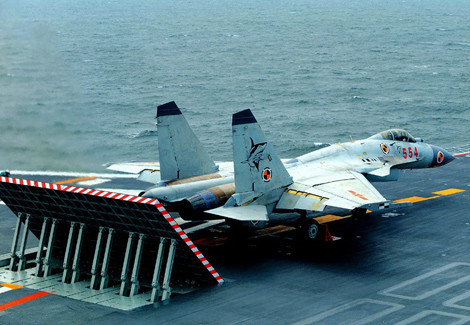 Tiêm kích hạm J-15 "hoàn chỉnh" với màu sơn mới thay cho màu vàng trước đây.