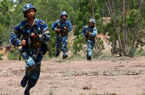 Quân đội Nhân dân Việt Nam chủ yếu dùng súng trường tiến công họ AK.