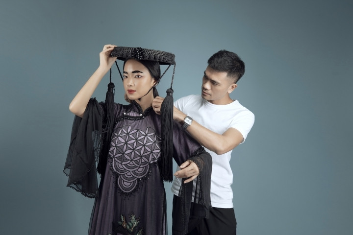 Luôn đặt văn hoá truyền thống làm tiêu chí và nền móng cho những tác phẩm của mình, NTK Vũ Việt Hà muốn thông qua bộ sưu tập để gửi gắm thông điệp: Hạnh phúc phải luôn được vun đắp và thương yêu.