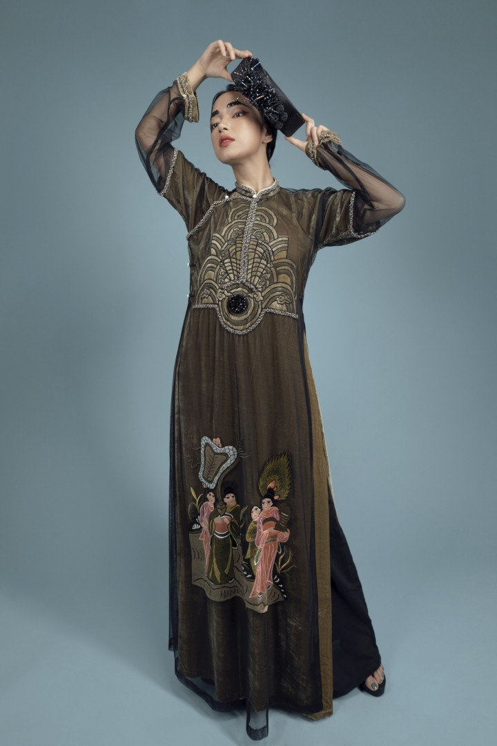 Kỹ thuật xử lý chất liệu tạo hiệu ứng bề mặt những họa tiết Thuỷ ba sóng nước và Tam Sơn được cách điệu, đưa vào phù hợp với từng phân cảnh thêu trên tà áo. Việc lựa chọn màu sắc và chất liệu đồng thời thể hiện sự nhạy bén của nhà thiết kế trước xu hướng của thời trang thế giới.