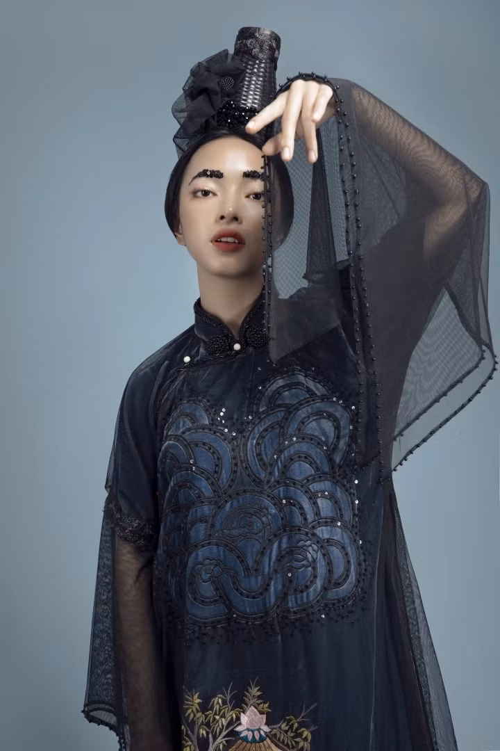 Sự độc đáo đến từ phom áo dài cổ của thập niên 30 được chấm phá cùng loạt đường cắt phóng khoáng và sự pha trộn chất liệu giữa the tằm chủ đạo cùng voan, lưới bay bổng, mang lại hiệu ứng thị giác ấn tượng.