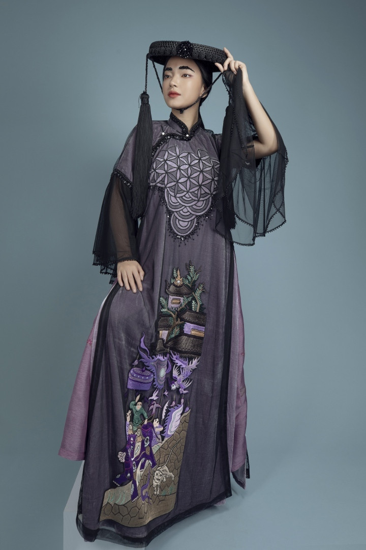 Thiết kế áo dài được cách tân với phom rộng mang đậm hơi thở Tây phương hiện đại, thay vì tập trung cắt chiết nhấn vào vòng eo và tôn lên đường cong gợi cảm của người phụ nữ.