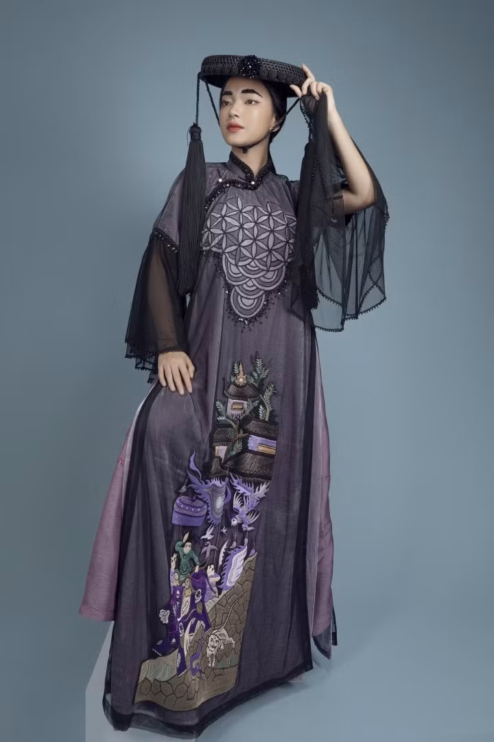 Thiết kế áo dài được cách tân với phom rộng mang đậm hơi thở Tây phương hiện đại, thay vì tập trung cắt chiết nhấn vào vòng eo và tôn lên đường cong gợi cảm của người phụ nữ.