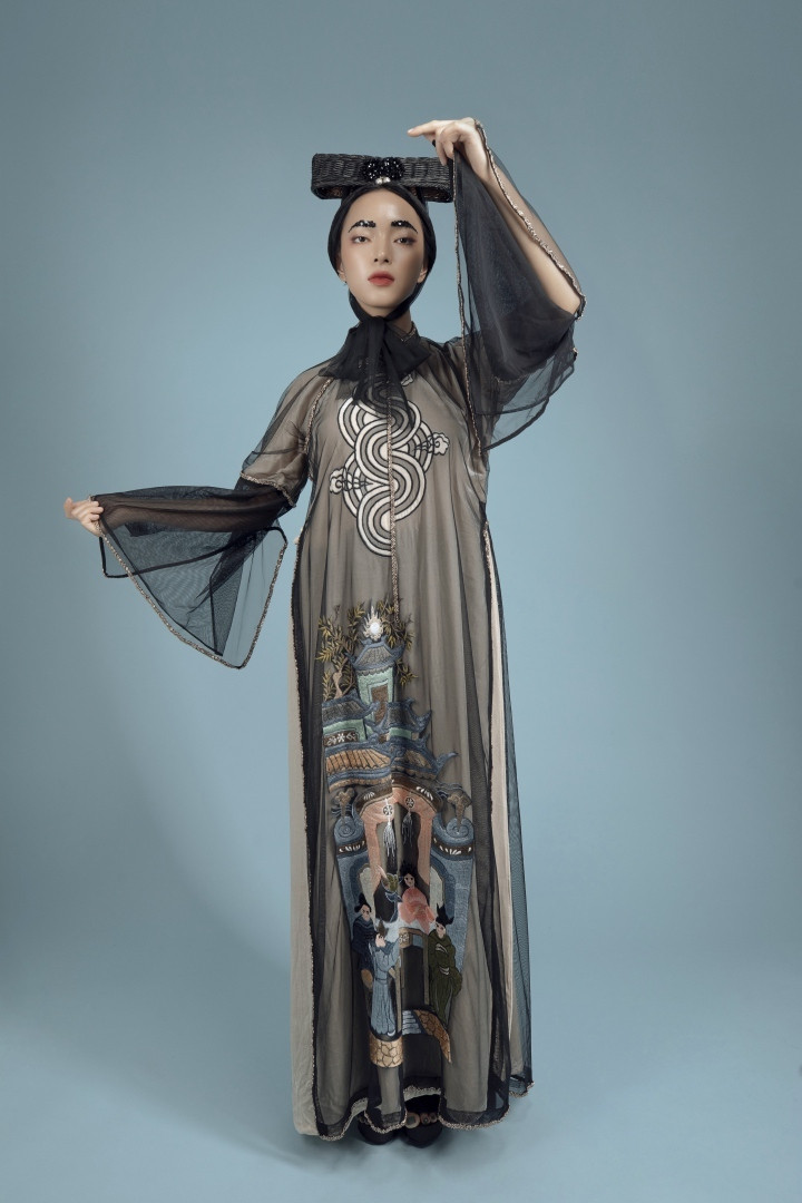 Những trích đoạn Sơn Tinh - Thuỷ Tinh trên tranh cổ Hàng Trống được thêu nổi tinh xảo theo từng phân đoạn. Mỗi trích đoạn tương ứng với một màu riêng và cách thể hiện liên quan từ câu chuyện hai chàng tới kén rể, đến cảnh Sơn Tinh rước được Mỵ Nương.