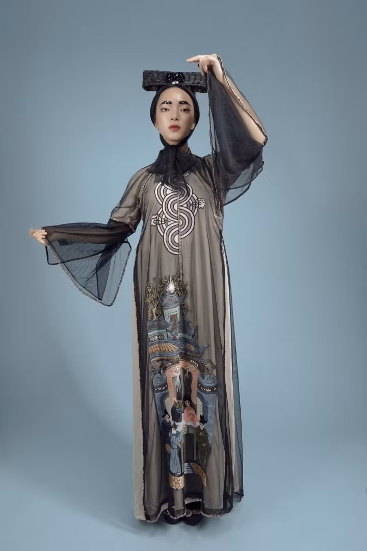 Những trích đoạn Sơn Tinh - Thuỷ Tinh trên tranh cổ Hàng Trống được thêu nổi tinh xảo theo từng phân đoạn. Mỗi trích đoạn tương ứng với một màu riêng và cách thể hiện liên quan từ câu chuyện hai chàng tới kén rể, đến cảnh Sơn Tinh rước được Mỵ Nương.