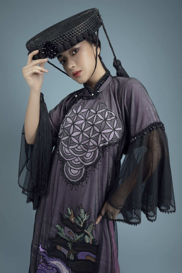 Hoạ tiết thêu đính được sử dụng xuyên suốt, tô điểm cùng tay áo xoè xếp ly mang dáng vẻ thướt tha. Gam màu trung tính như: đen, lam, chàm, tím nhạt được ứng dụng triệt để tạo sắc thái hoài niệm cần thiết.