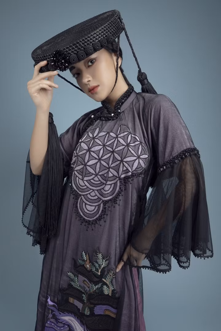 Hoạ tiết thêu đính được sử dụng xuyên suốt, tô điểm cùng tay áo xoè xếp ly mang dáng vẻ thướt tha. Gam màu trung tính như: đen, lam, chàm, tím nhạt được ứng dụng triệt để tạo sắc thái hoài niệm cần thiết.