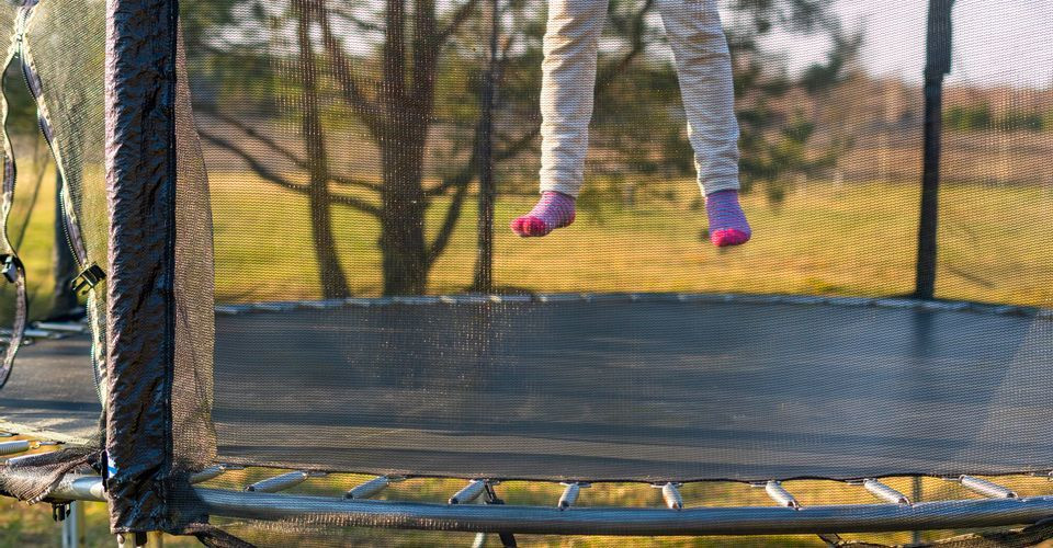 Me suyt mat con canh bao ve tro choi nguy hiem san nhun bat lo xo