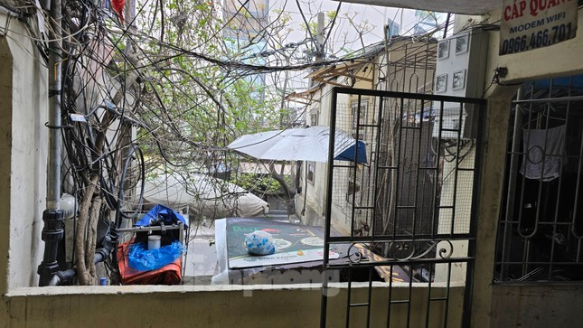 Hiện trạng nhiều tòa nhà tập thể Giảng Võ cũng đã xuống cấp, người dân cơi nới để mở rộng diện tích sinh hoạt.