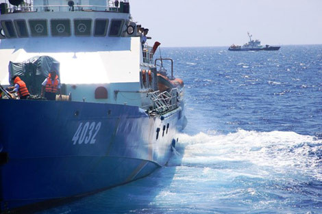 Tàu cảnh sát biển CSB 4032 bị hỏng hơn 10m lan can mạn trái.