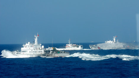 Tàu hải cảnh Trung Quốc rượt đuổi, bắn vòi rồng vào tàu Kiểm Ngư KN-767 của Việt Nam. Ảnh: Tuổi Trẻ