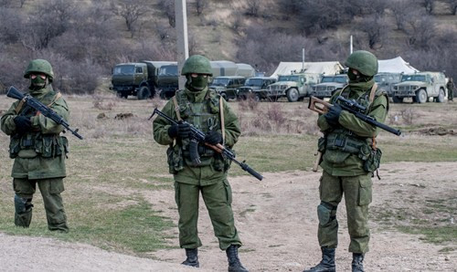 Những lính lạ (được cho là binh sĩ Nga) chiếm đóng các cứ điểm quan trọng ở Crimea trong những ngày căng thẳng qua.
