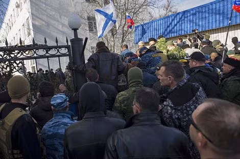Lực lượng thân Nga xông vào trụ sở Hải quân Ukraine ở Sevastopol.