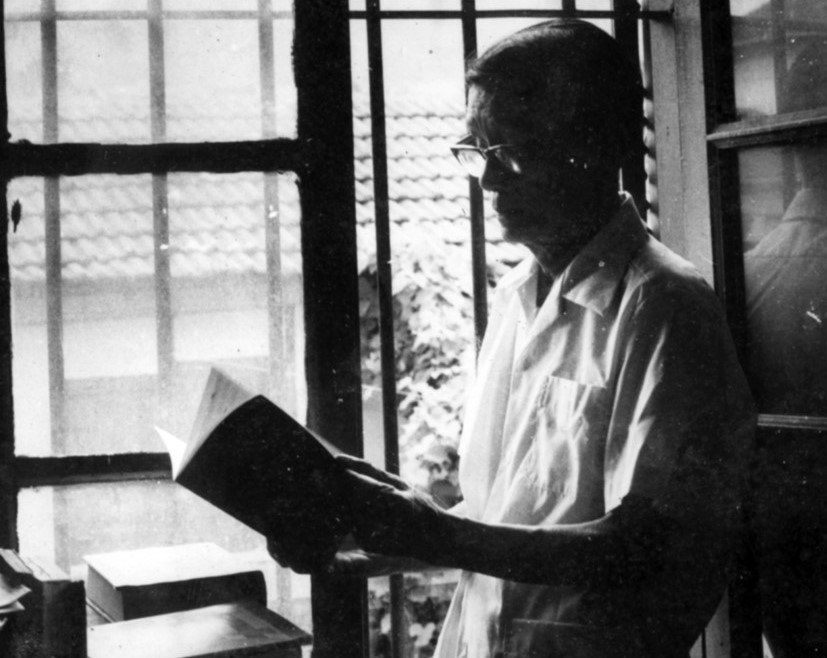 Giáo sư Đặng Thai Mai (1902-1984) là một nhà giáo, nhà văn, nhà phê bình văn học. Ông từng giữ các chức vụ quan trọng như Bộ trưởng Bộ Giáo dục, Viện trưởng đầu tiên của Viện Văn học Việt Nam... Ông vốn nho học uyên thâm và am hiểu văn học cổ điển Pháp, văn học hiện đại Trung Quốc, văn học cận đại Việt Nam. Năm 1982, ông được Nhà nước trao tặng thưởng Huân chương Hồ Chí Minh. Năm 1996, ông được Nhà nước truy tặng Giải thưởng Hồ Chí Minh (đợt I) về các công trình nghiên cứu văn học Việt Nam và văn học thế giới.