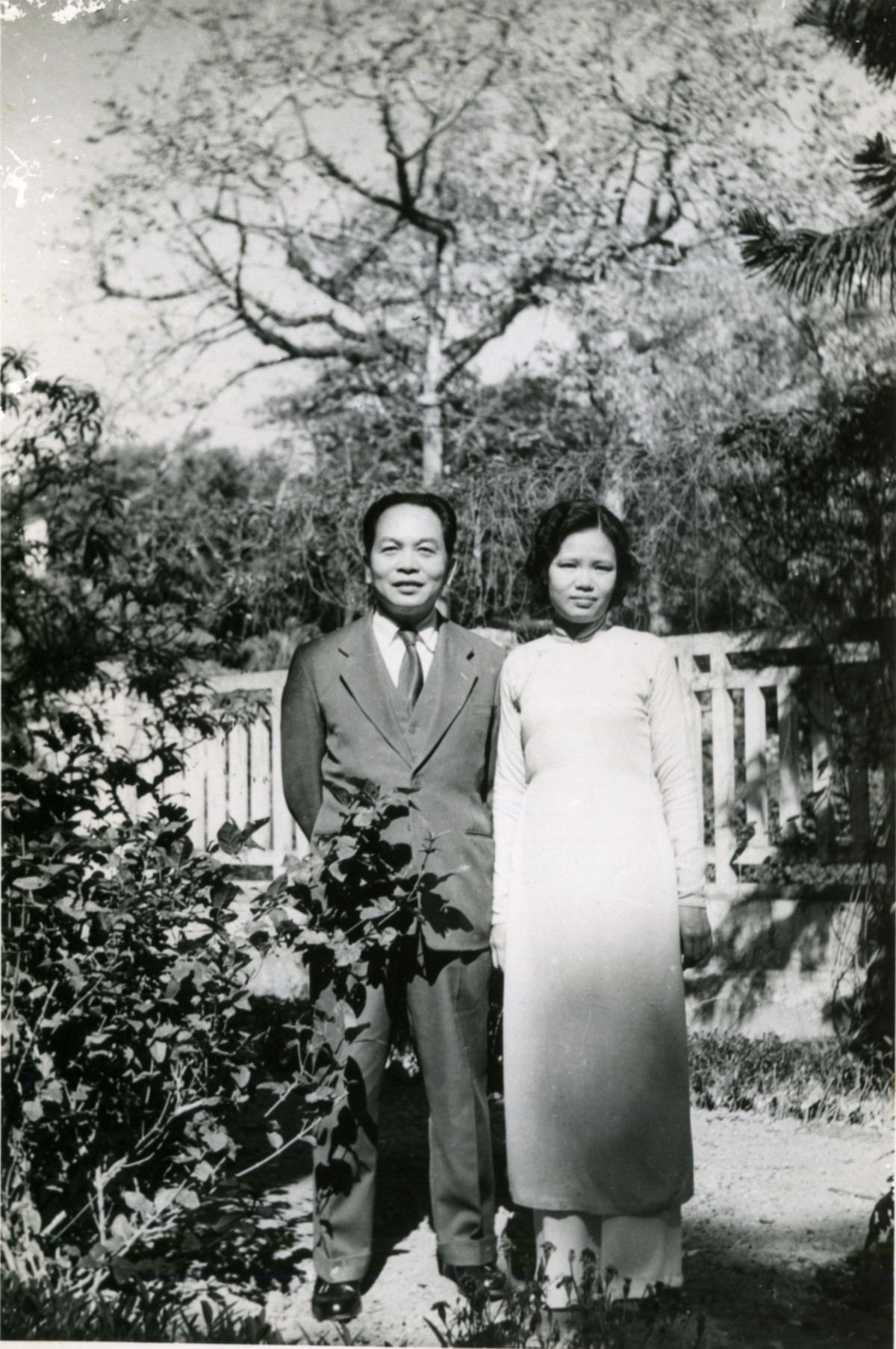 Đại tướng Võ Nguyên Giáp (con rể cả của cố GS Đặng Thai Mai) cùng vợ là bà Đặng Bích Hà. Ảnh chụp năm 1958 tại số 30 Hoàng Diệu, Hà Nội.