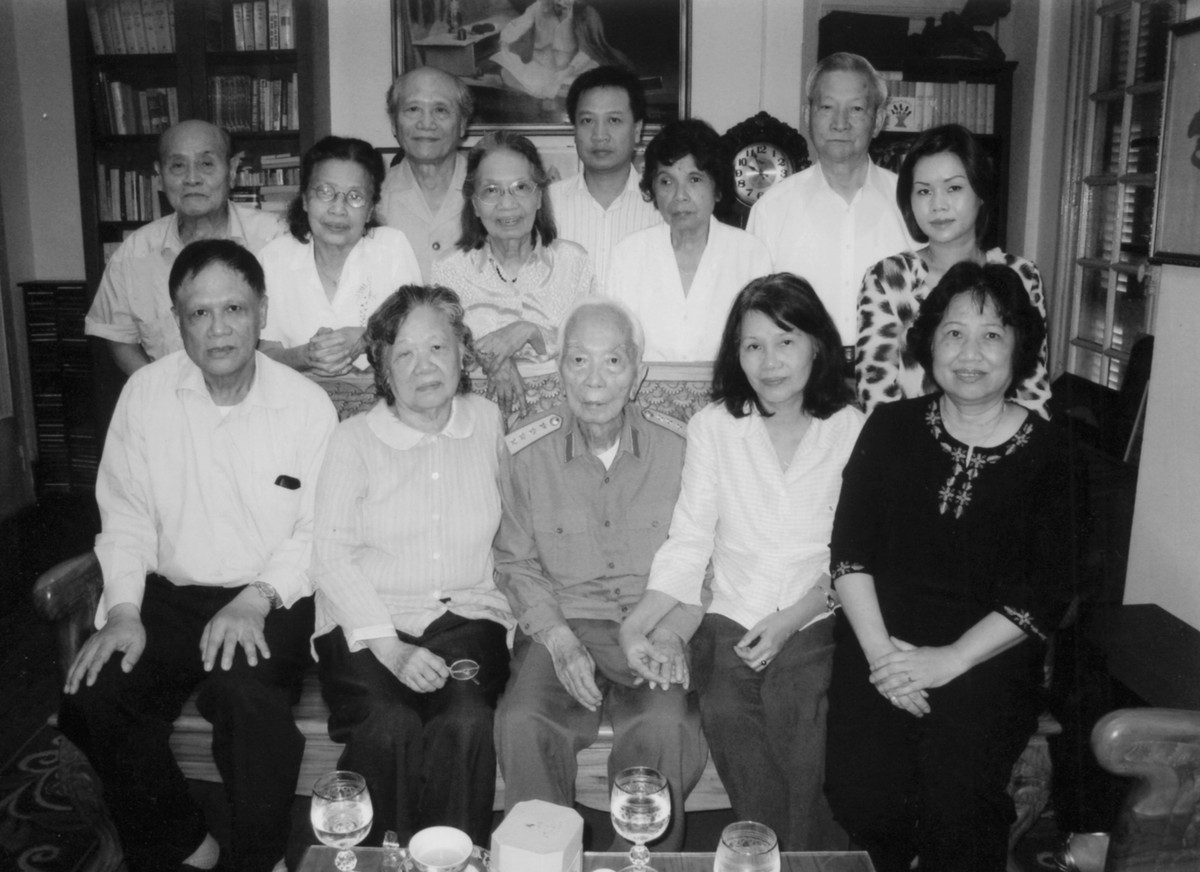 Ảnh chụp các anh chị em cùng các cháu của bà Đặng Thị Hạnh tại Hà Nội, ngày 25/8/2007 nhân dịp sinh nhật lần thứ 96 của Đại tướng Võ Nguyên Giáp (ngồi giữa, hàng đầu).