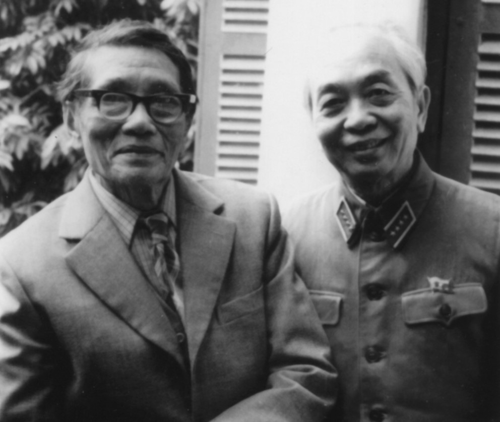 GS Đặng Thai Mai và con rể cả là Đại tướng Võ Nguyên Giáp ở số 30 Nguyễn Huy Tự, Hà Nội. Ảnh được chụp vào năm 1980.