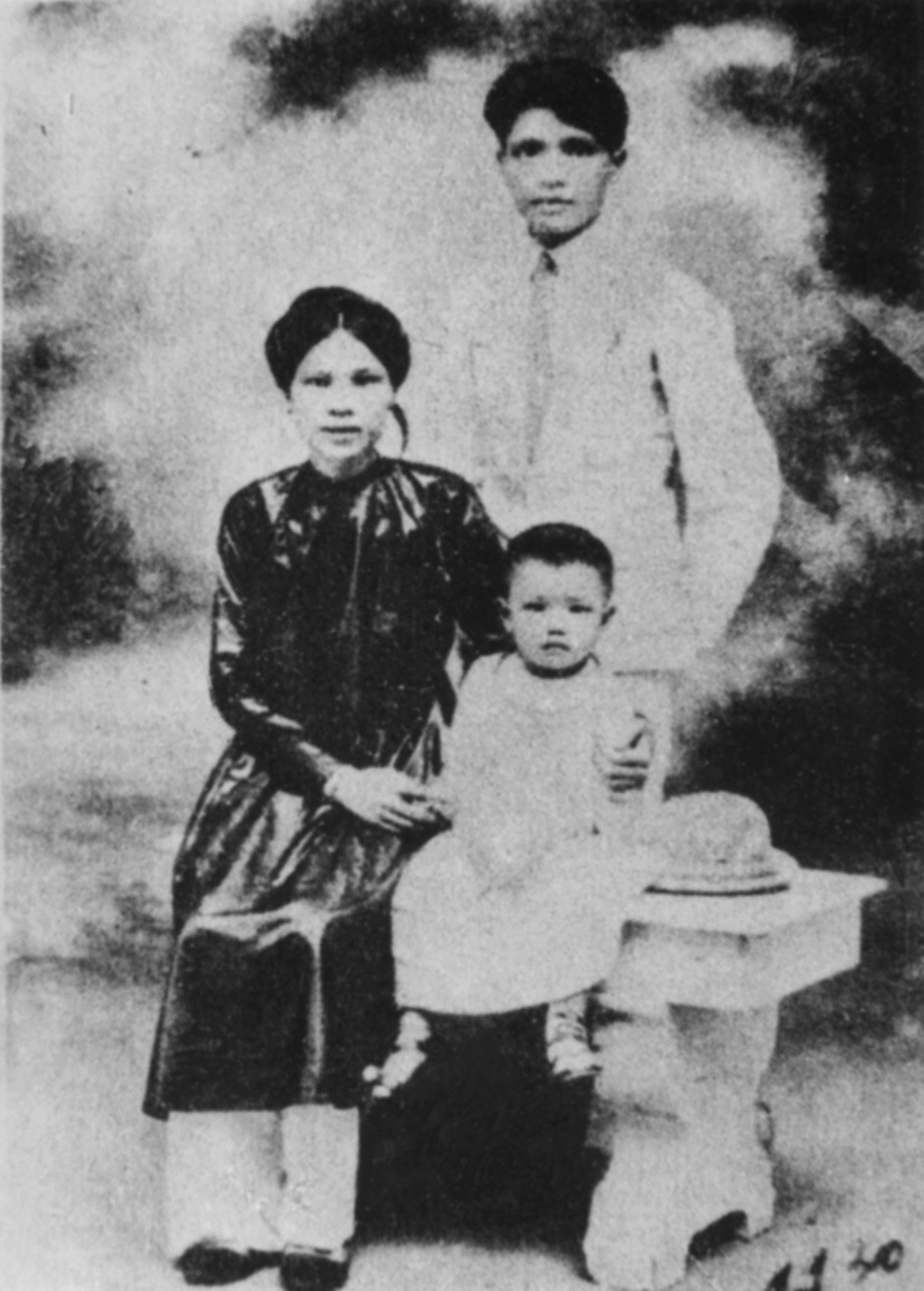 Vợ chồng ông Đặng Thai Mai cùng con gái lớn là Đặng Bích Hà. Ảnh chụp tại Huế năm 1930.