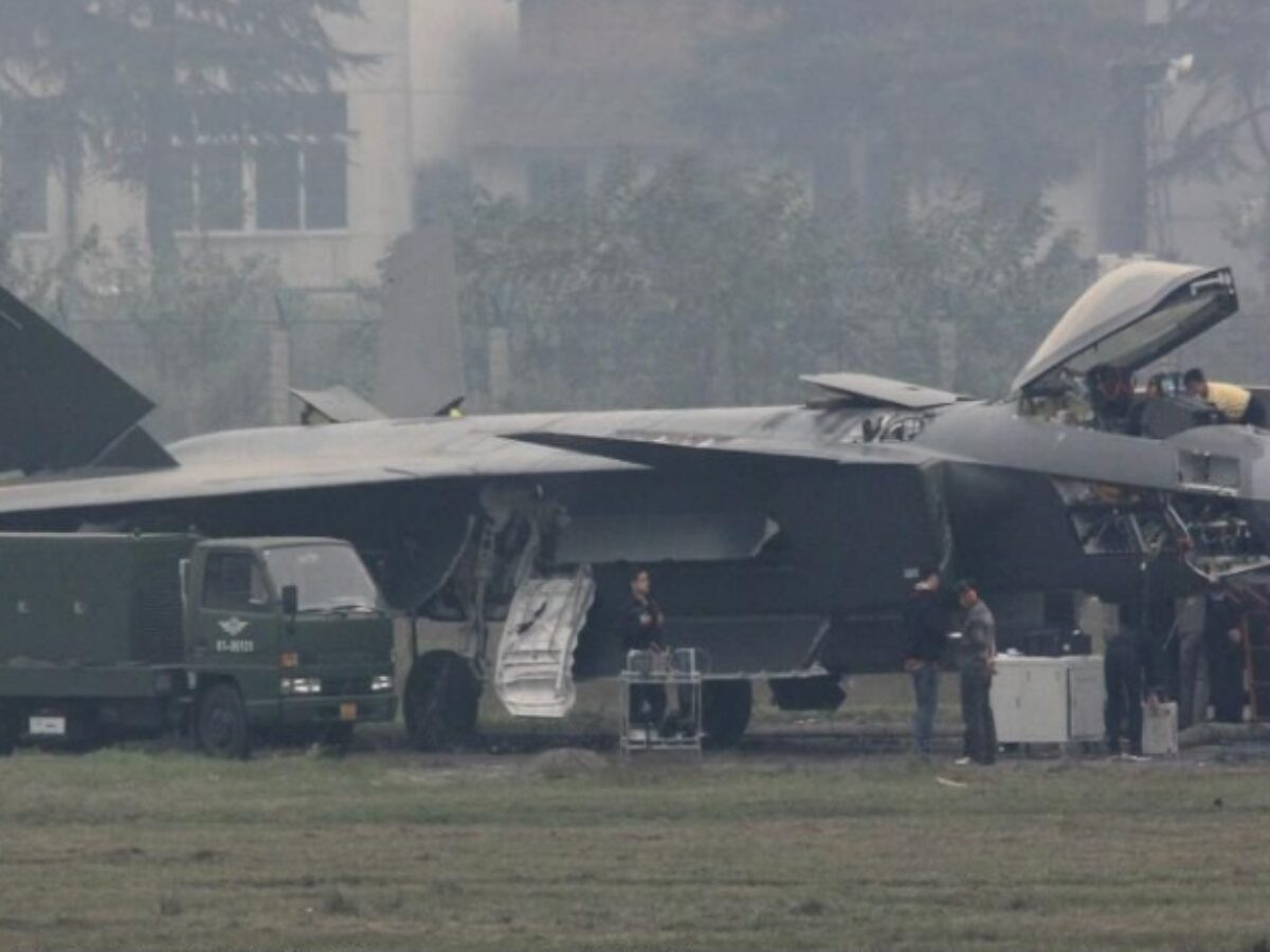 Không quân Trung Quốc đã không hài lòng với động cơ WS-15, vì các lỗi gồm rò rỉ dầu, rơi cánh tuabin và khói đen. Động cơ WS-10B thử nghiệm lần đầu vào năm 2017 cũng từng gặp tai nạn tương tự như WS-15. Vào năm 2015, một động cơ WS-15 đang được thử nghiệm trên mặt đất đã phát nổ.