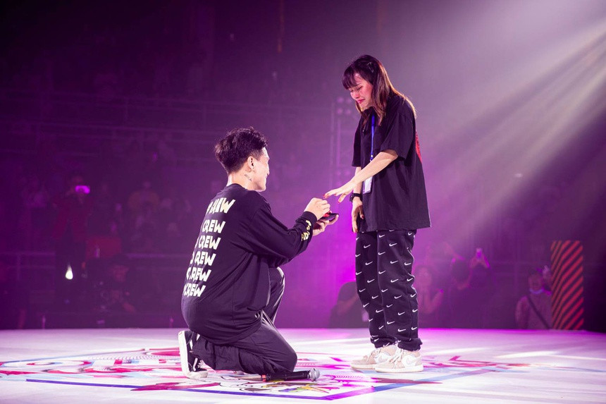 Vu cong cau hon ban gai tren san khau cuoc thi nhay