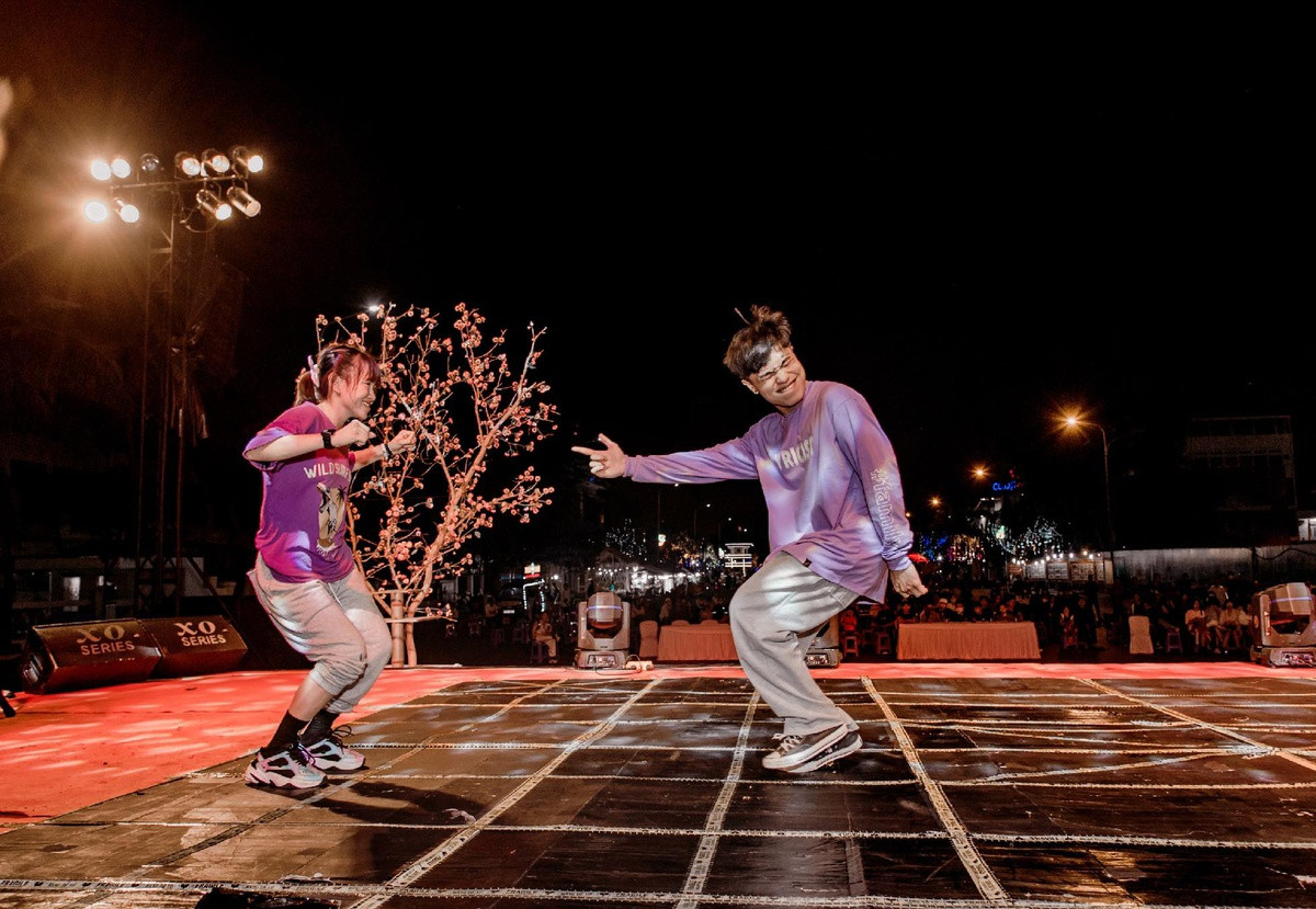 Vu cong cau hon ban gai tren san khau cuoc thi nhay-Hinh-4