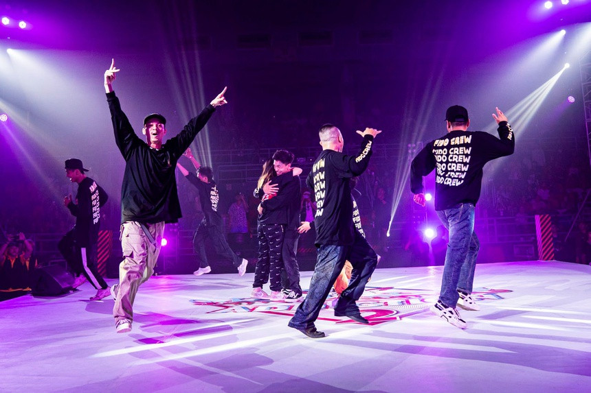 Vu cong cau hon ban gai tren san khau cuoc thi nhay-Hinh-2