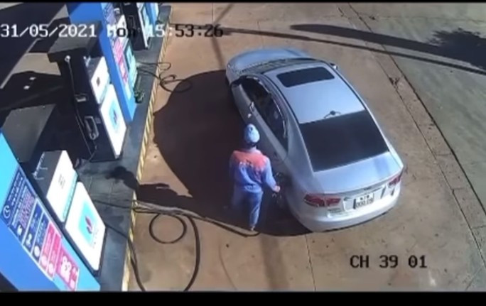 Nguyen hieu truong noi gi ve hanh dong tha tien xuong dat khi do xang?