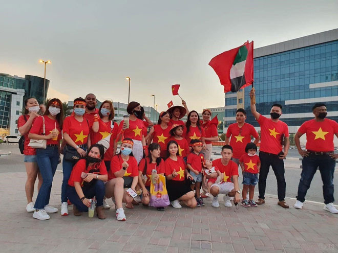 Cô nàng và các cổ động viên người Việt ở UAE đã tiếp thêm tinh thần cho các cầu thủ áo đỏ thi đấu. Để có mặt ở khán đài cổ vũ, Nhật Anh và các cổ động viên người Việt phải trải qua thủ tục khá phức tạp. Nhật Anh cho hay, theo quy định của ban tổ chức, để được vào sân, khán giả phải đáp ứng điều kiện hoàn thành tiêm 2 mũi vaccine COVID-19, có kết quả xét nghiệm âm tính với COVID-19 trong vòng 48 giờ đồng hồ. “Một số người có thẻ tiêm chủng và vé vào cửa thì đến trung tâm bóng đá của UAE được xét nghiệm COVID-19 miễn phí, nếu không sẽ phải đi xét nghiệm ở ngoài với mức giá 1 triệu đồng. Riêng vé vào xem bóng thì tụi mình phải chủ động “săn online”. Giá vé không đắt, tầm 160.000 đến 170.000 đồng thôi nhưng trong trận đấu với UAE, khá là khó để săn được vé”, Nhật Anh nói.