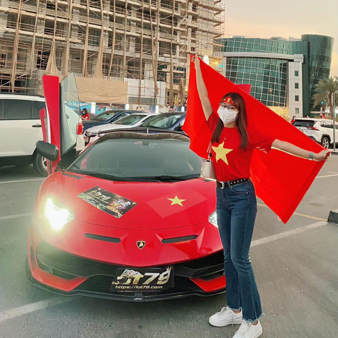 Nhật Anh chuẩn bị rất kỹ càng khi đi cổ vũ bóng đá Nguyễn Thị Nhật Anh (sinh năm 2001, quê Nghệ An, hiện sống và làm việc tại Dubai) là một trong số đó. Cô nàng đã có rất nhiều cảm xúc đặc biệt khi đến sân theo dõi 2 trận đấu của tuyển Việt Nam. Nhật Anh chuẩn bị rất kỹ càng mỗi lần đến sân cổ vũ bóng đá. Cô diện áo cờ đỏ sao vàng, đeo băng rôn, cầm cờ tổ quốc, thậm chí đội cả nón lá đến “tiếp sức tinh thần” cho các cầu thủ Việt. Qua những hình ảnh Nhật Anh đăng tải, có thể thấy, không khí cổ động của người hâm mộ Việt nơi đây rất sôi động và khí thế. Nhật Anh cho hay, cô đến sân theo dõi hai trận Việt Nam – Malaysia và Việt Nam – UAE. Dù các cầu thủ nước nhà giành phần thắng hay thua cuộc, các cổ động viên vẫn rất hạnh phúc và tự hào. “Sau trận gặp UAE, hội cổ động viên chúng mình đã ăn mừng dù đội mình thua. Chúng mình rất sung sướng, tự hào khi lần đầu tiên tuyển Việt Nam lọt vào vòng thứ 3 của World Cup. Trong hội đồng hương ở Dubai, mình chưa đọc được một bình luận nào chê trách các cầu thủ Việt Nam thi đấu kém hay tương tự thế”, Nhật Anh chia sẻ.